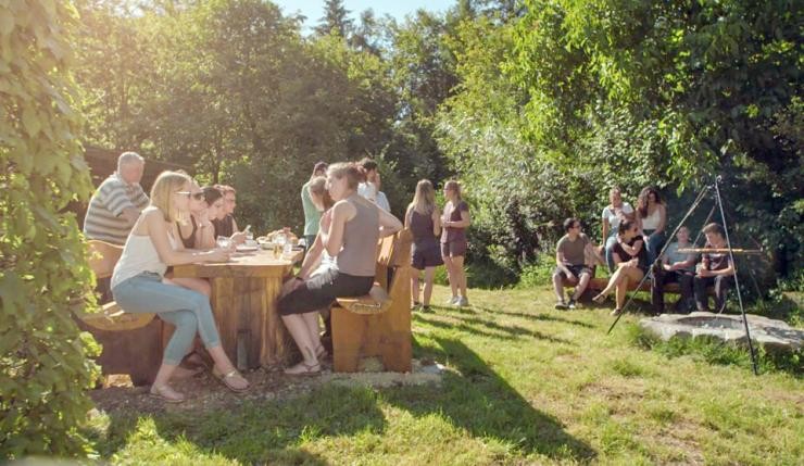 Team-Event Auszubildende Landkreis Göppingen Auszubildende des Landratsamtes sitzen an einem Tisch im Freien beim Grillenpingen im Freien