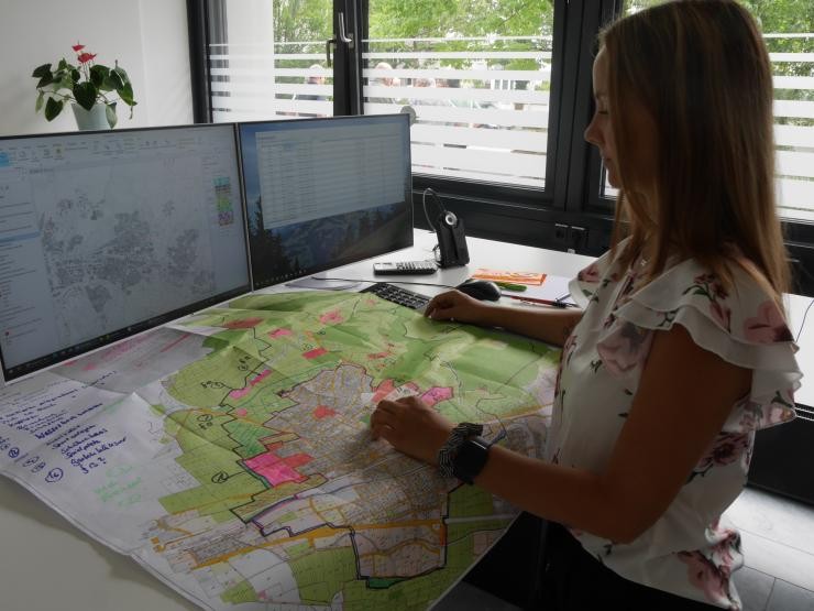 Eine Geomatikerin bei der Arbeit