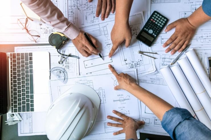 Bauingenieurswesen Öffenltiches Bauen Landkreis Göppingen Zwei Bauplaner laufen mit einer Studierenden des Bauingenieurswesen über ein Baugebiet