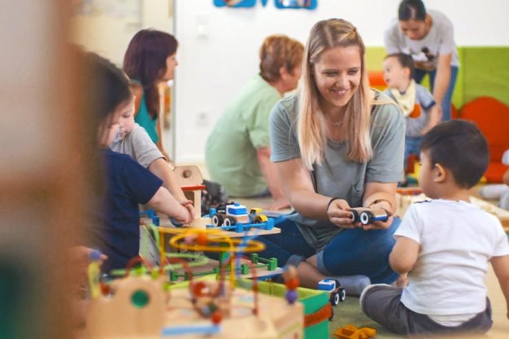 Studierende spielt mit Kindern im Kindergarten