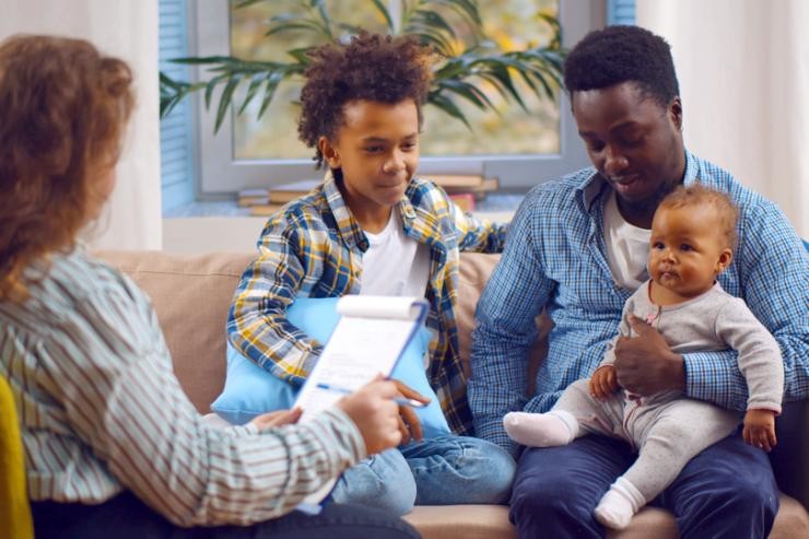 Praxissituation Soziale Arbeit Sozialarbeiterin berät eine Familie