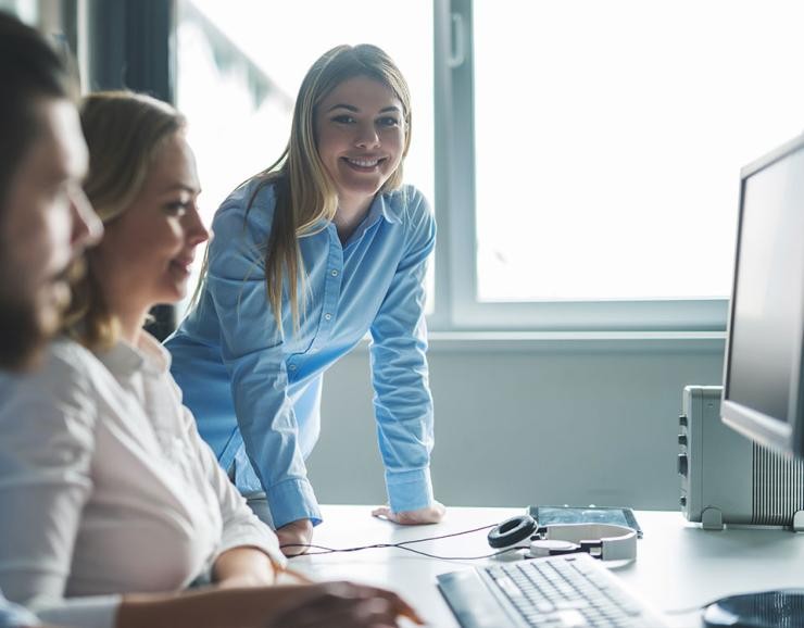 Ausbildung am Computer, Auszubildende und zwei Angestellte