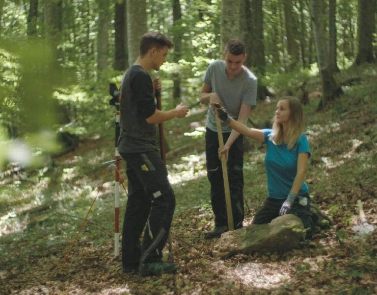 Vermessungstechniker/in Landratsamt Göppingen drei Auszubildende Vermessungstechniker*innen messen im Wald