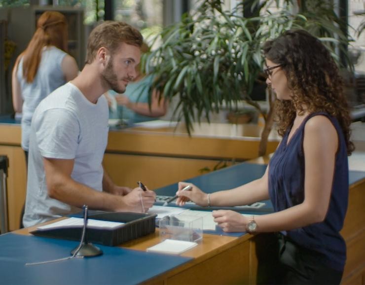 Verwaltungsangestellte*r Landratsamt Göppingen Beratungssituation mit Formular am Schalter Landratsamt Göppingen