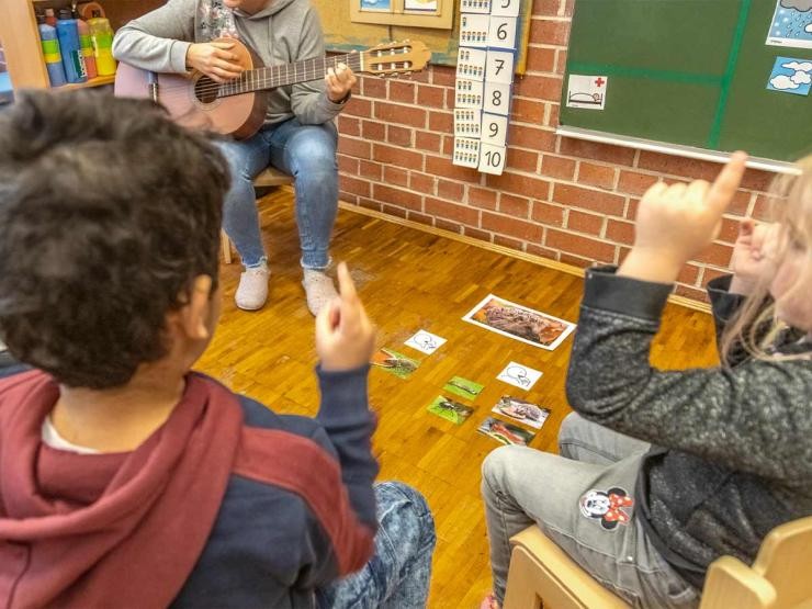 Wilhelm-Busch-Kindergarten Göppingen Singstunde mit Gitarre